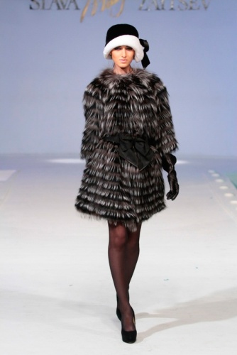 Пальто из серебристой и крашеной черной лисицы фото 4