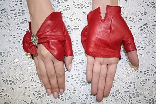 Перчатки- митенки GM кожаные красные с брошью