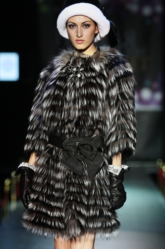 Пальто из серебристой и крашеной черной лисицы фото 3